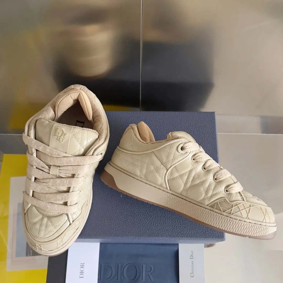 [DIOR] P: 820💰 Men's 39-44. (Male 38. 45. Customized) Dior Dior B9S series top version bread shoes casual sports shoes skate shoes original purchase development and production This new B9S skateboard sneakers are inspired by skateboarding and Dior's high-order spirit. Crafted from navy blue cotton tweed, the classic cannage pattern is reinterpreted with grained calfskin details in homage to Dior's savoir-faire. Padded tongue and technical fabric leg provide ideal comfort. Iconic details abound throughout the design, such as the Dior signature on the heel and tongue, cannage-patterned panels, and the rubber Dior Charm signature on the side inspired by the Dior logo. The rubber soles engraved with Oblique printing with a gradient effect are more refined and can add a high-end temperament to various looks. Exquisite packaging at the delivery counter🛍📦 ▪️Fabric: Original customized first-layer cowhide + tweed ▪️Inner lining: Customized breathable lining ▪️Outsole: Original open-molded anti-slip TPU material ▪️Sole thickness: 3.5CM.